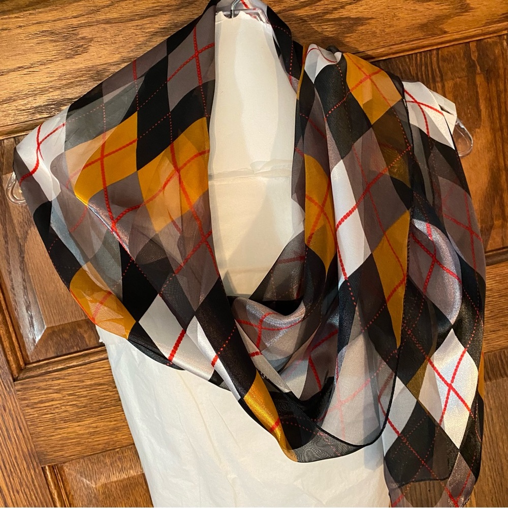 Argyle Pattern Oblong Scarf in Black, White, & Gold